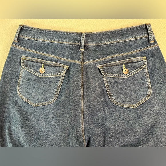 LEE Platinum Label Women's 18 Med Naturally Slimming Slight Flare Stretch Jeans - Picture 2 of 10